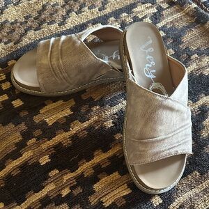 Very G Women's Taupe Mules